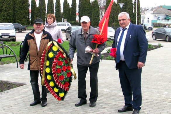 К памятнику Ленину в Малоархангельске возложили цветы.