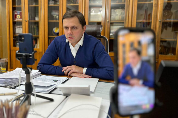 Губернатор Орловской области Андрей Клычков проводит очередной прямой эфир в соцсетях.
