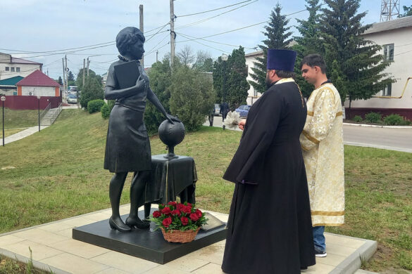 Настоятель Храма Михаила Архангела Николай Гонтар освятил памятник.