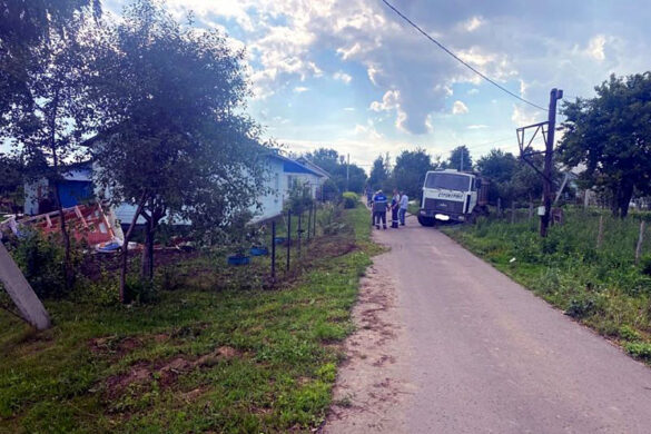 В Малоархангельском районе грузовик сбил шалаш с восьмилетней девочкой