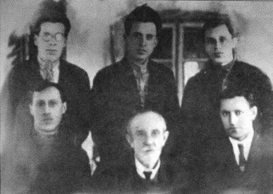 И. В. Мичурин (сидит в центре) и его ученики. Стоит в центре Н. Н. Тихонов