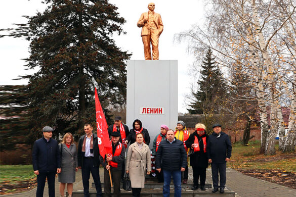 Цветы к памятнику Ленину