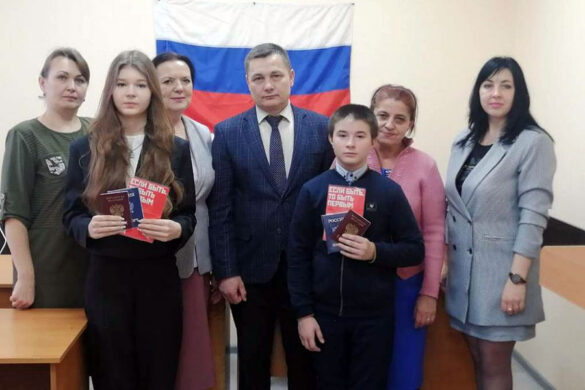 Вручили паспорта гражданина РФ двум юным жителям района